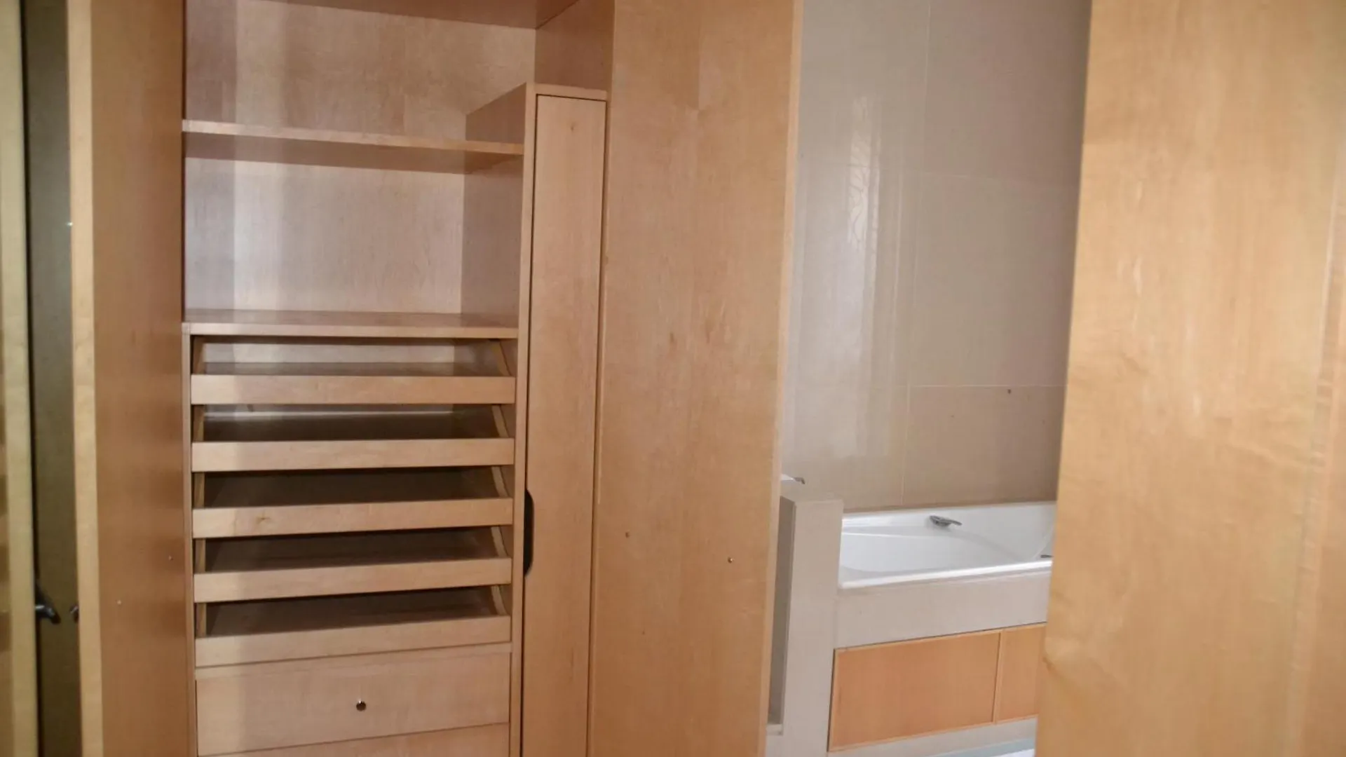 La Villa D\'Auteuil, Paris 16, Renovee contacts